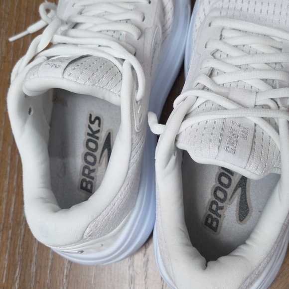 Brooks Ghost Max 2 In White, Size 7.5W/6M - Picture 12 of 14